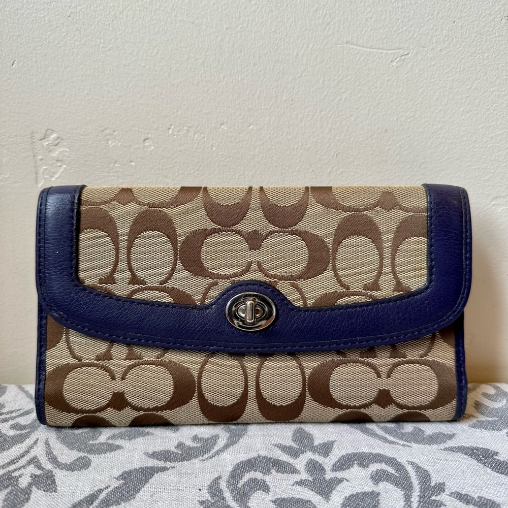 Beautiful Coach Signature C Wallet With Leather Lining
